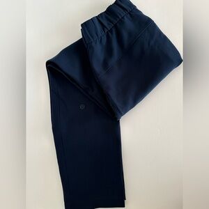 Lululemon NavyBlue Cropped Track Pant with Cinch Waist. Size 4.
